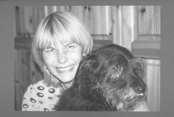 Madeleine und Cookie im Haus