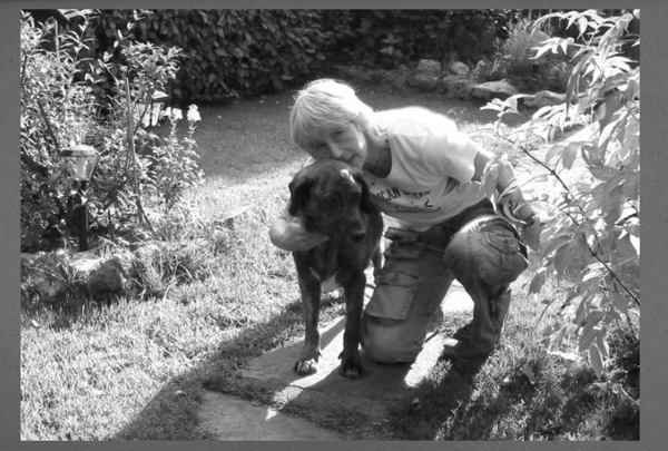 Dino und Frauchen in schwarz und weiß