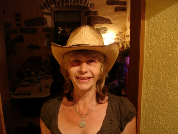 Madeleine mit einem Strohhut auf dem Kopf