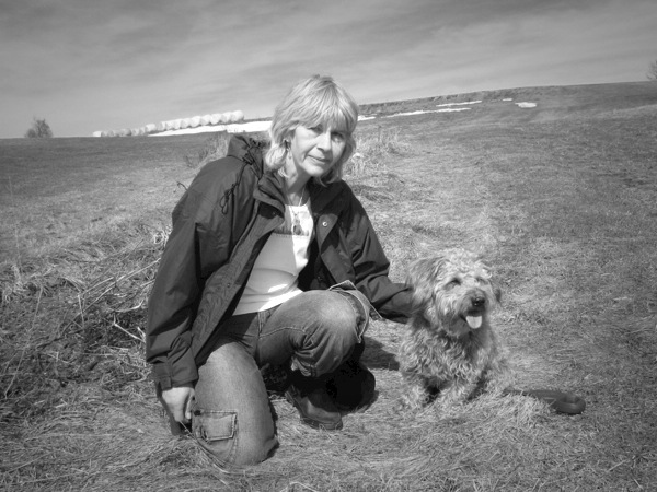 Madeleine und Miky auf einer Wiese