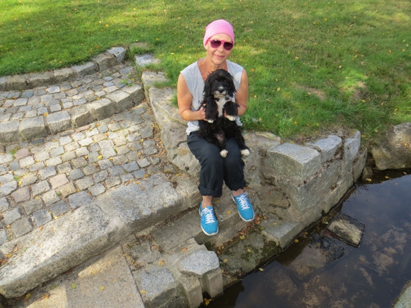 Madeleine und Toni vor einer kleinen Brücke
